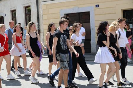 Kamnik danes v znamenju maturantske četvorke, v kateri je zaplesalo preko 200 maturantk in maturantov (5)